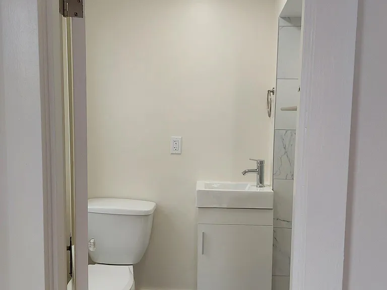 1049 Charles St — Photo 2