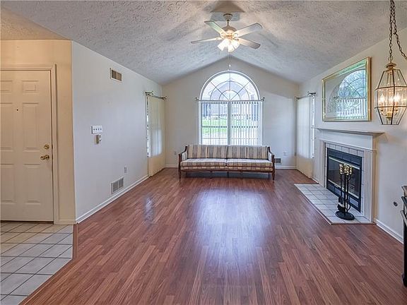 4th image of 1489 Greenbriar Dr
