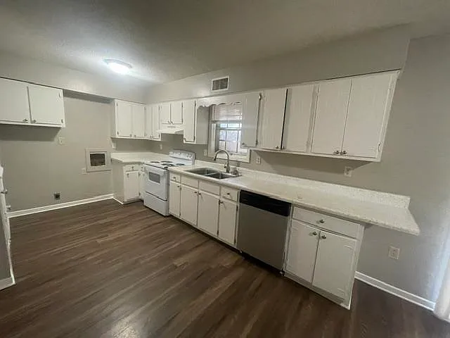 3 bed, 1.5 bath, 1220 sqft, $1,495 — Photo 4
