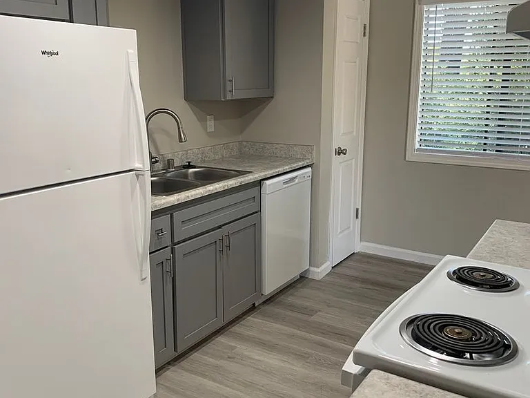 Dry Creek Apartments — Photo 15