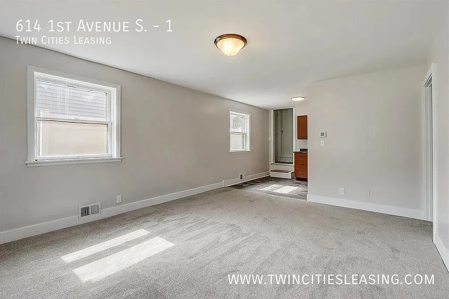 Updated And Clean Duplex - 2 Bedroom 1 Bathroom — Photo 2