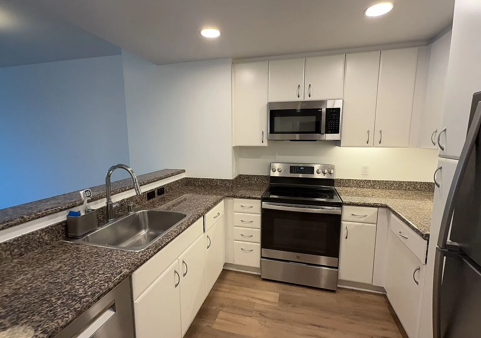 Epic Rea: Beautiful 1 Bed/ 1 Bath At South Beach Neighborhood! — Photo 2
