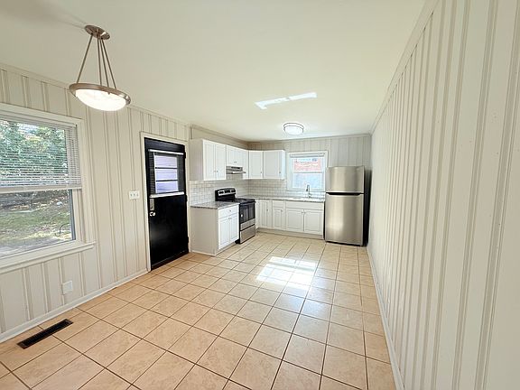 3rd image of 1200 Lynhurst Dr