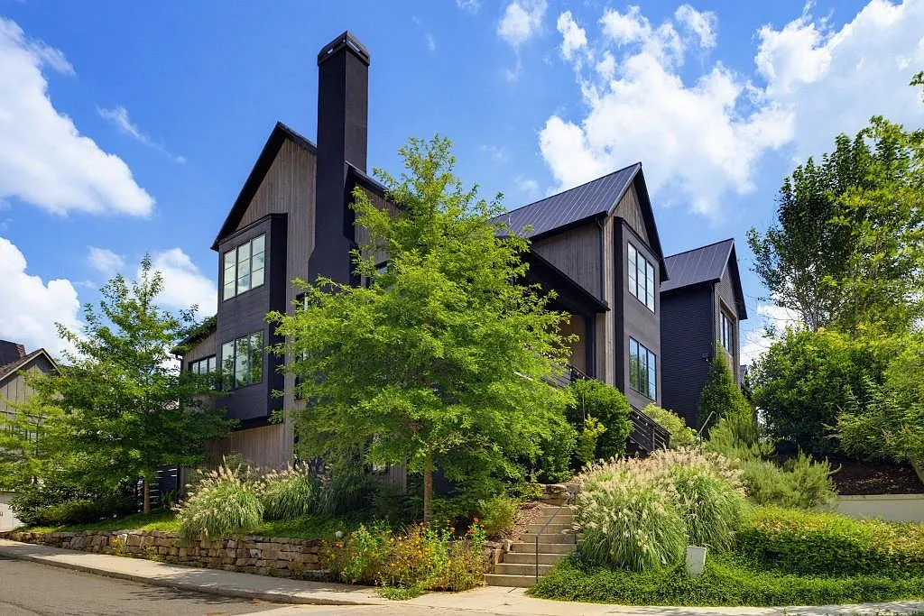 5 bed, 4.5 bath, 4000 sqft, $5,500 — Photo 2