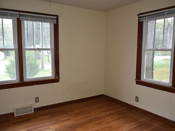 4th image of 1305 W Ash St