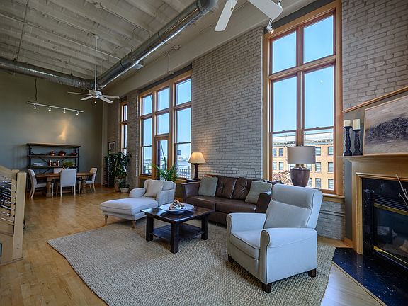 2nd image of 1325 N Van Buren St APT 309