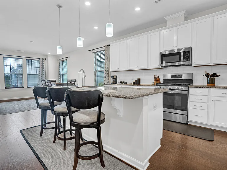 1202 Commack Dr — Photo 4