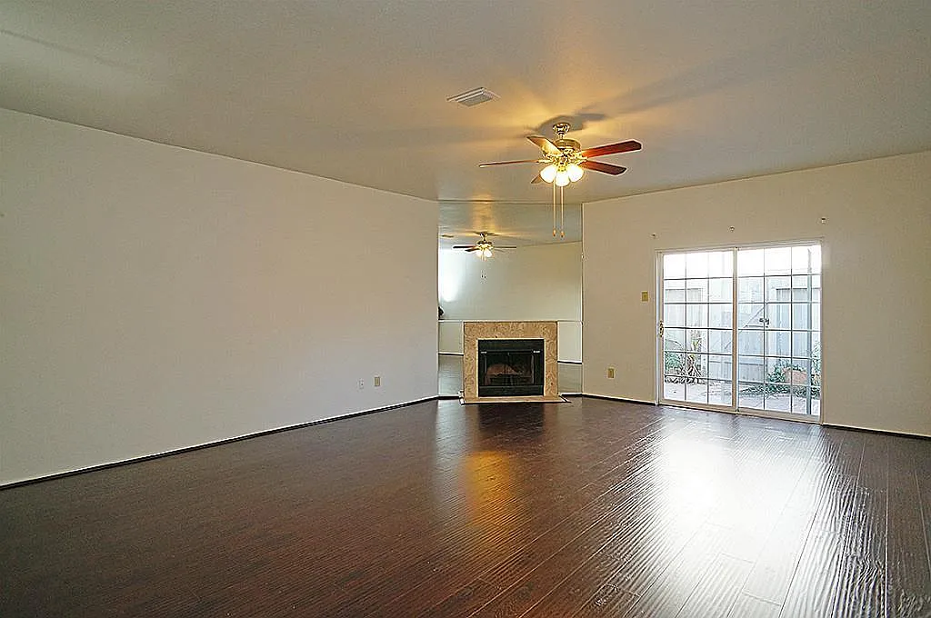 2 bed, 2.5 bath, 1367 sqft, $1,800 — Photo 2
