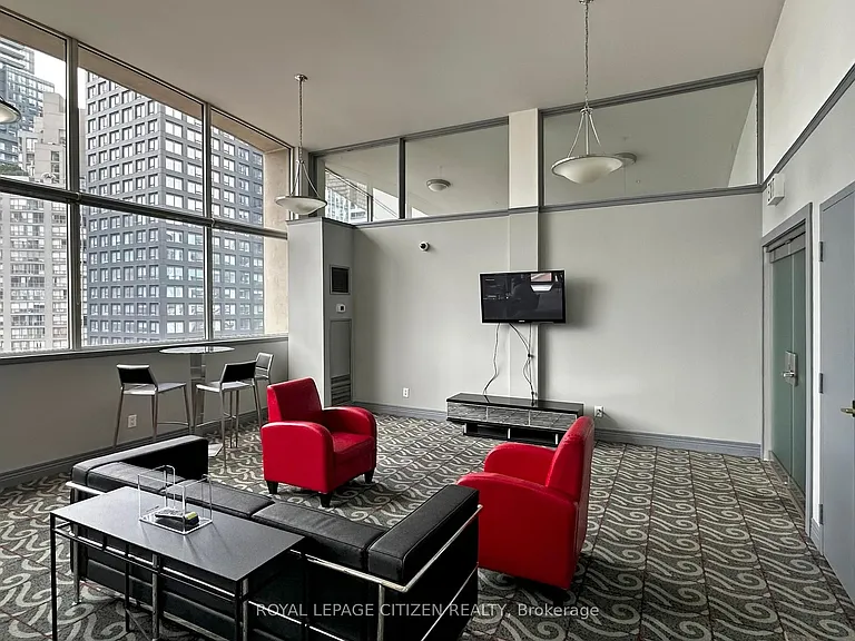 555 Yonge St #302 — Photo 31