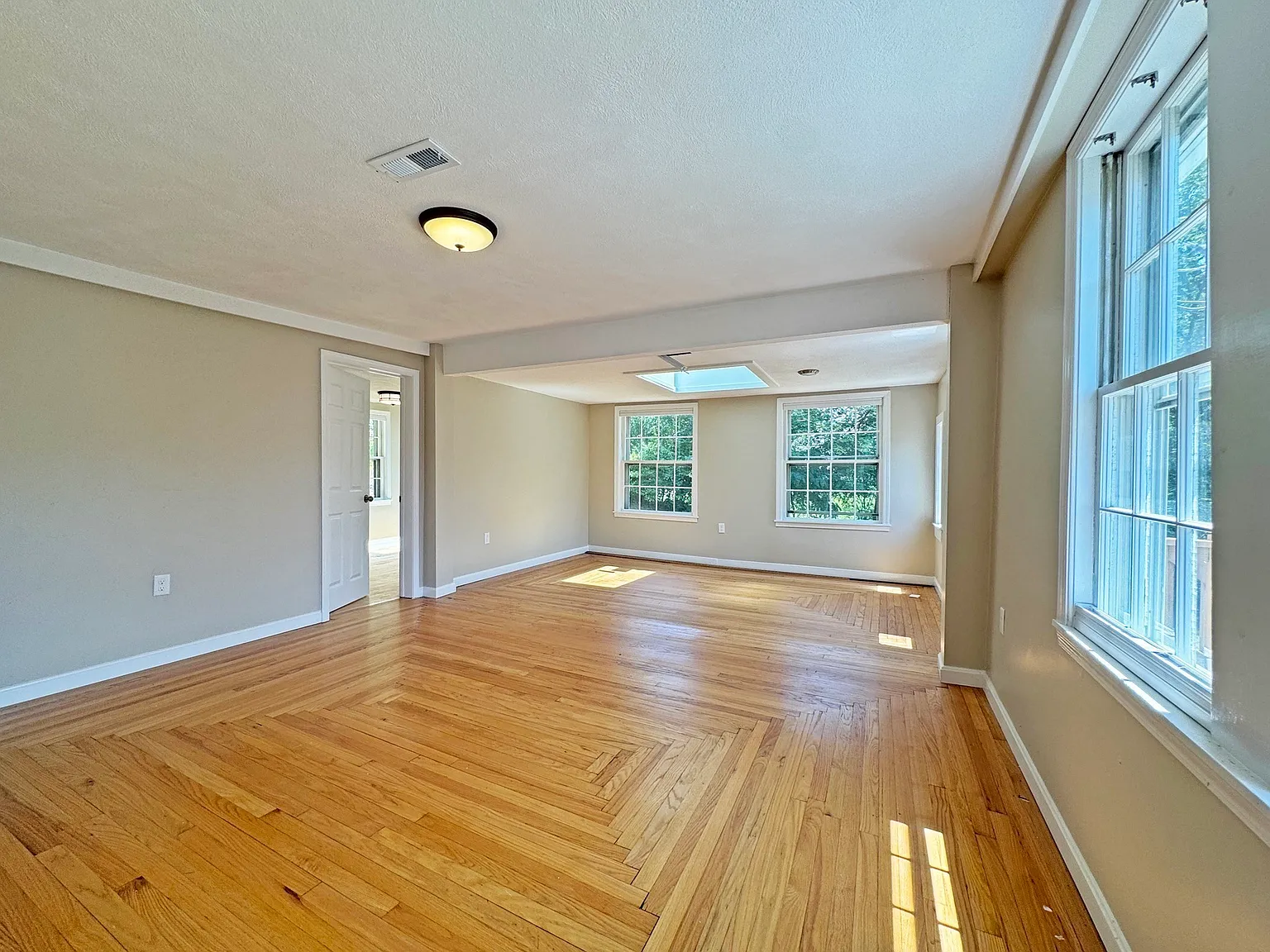 3 bed, 2.0 bath, 1300 sqft, $3,450 — Photo 3