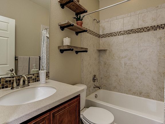 Main floor full bathroom