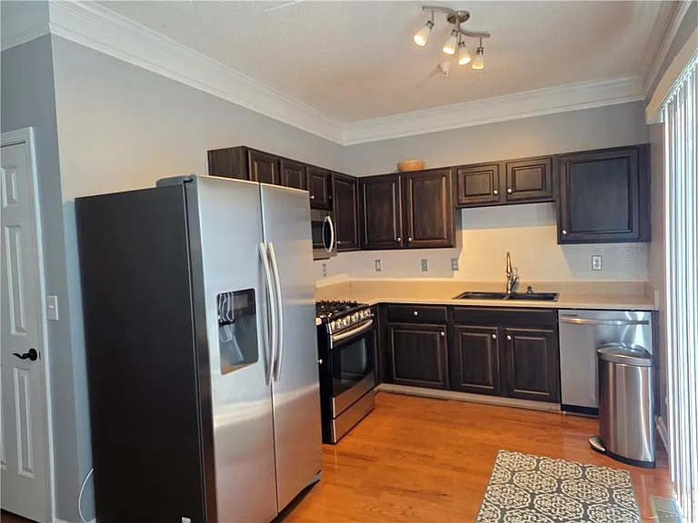 1208 Charleston Ct — Photo 6