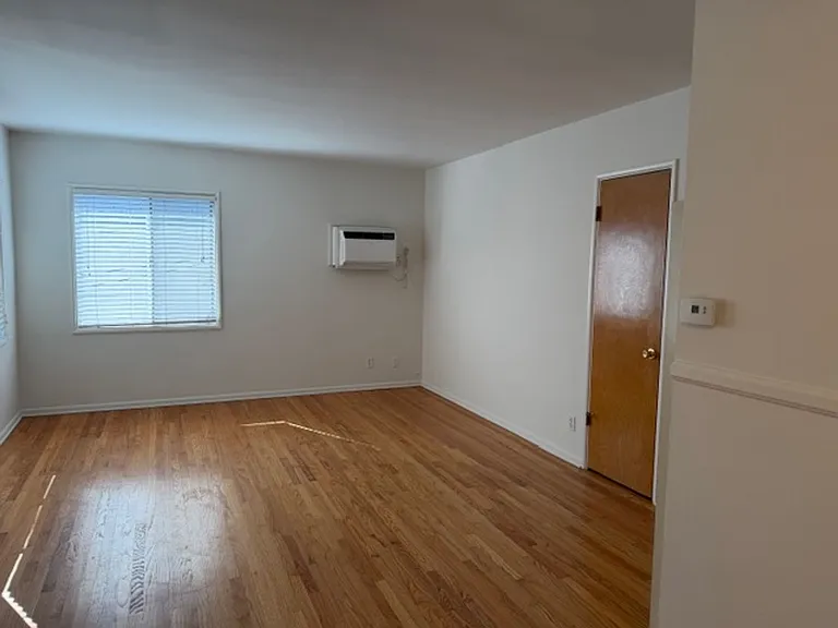 1055 Thompson Ave — Photo 8