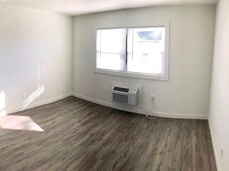 320 7th Ave — Photo 8