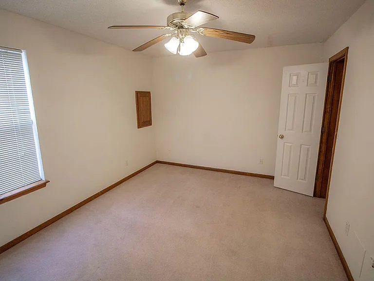 1318 Valley Creek Ln — Photo 10