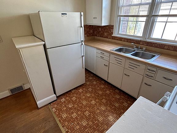 5th image of 2123 Gladstone Ave APT B