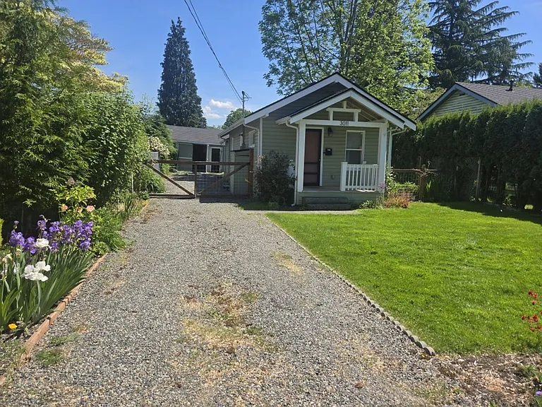 3011 Division St — Photo 2