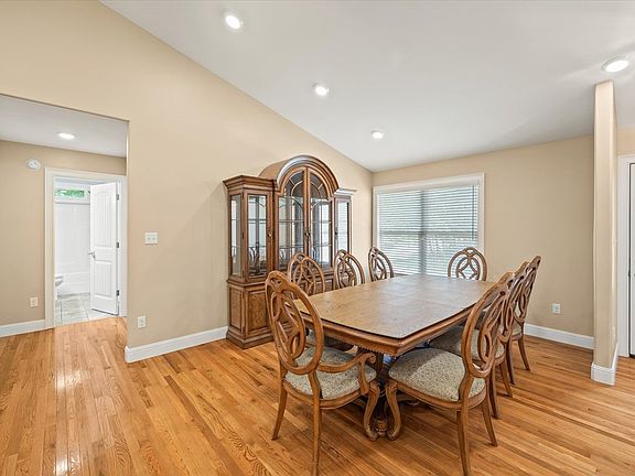5th image of 10 Ashford Pl