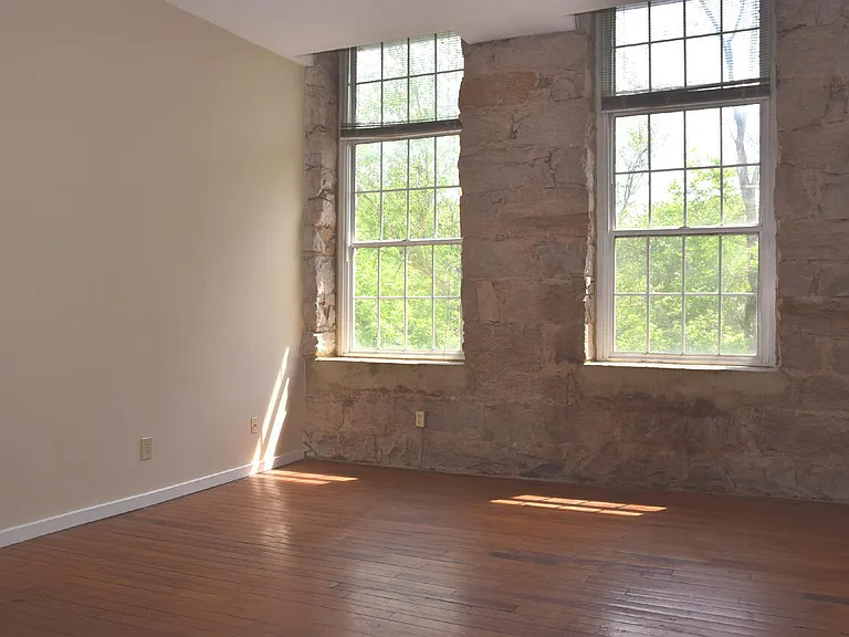 1500 River Mill Dr #305 — Photo 4