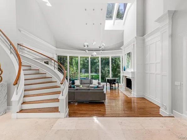 5 Coachmans Court, Old Westbury, NY 11568