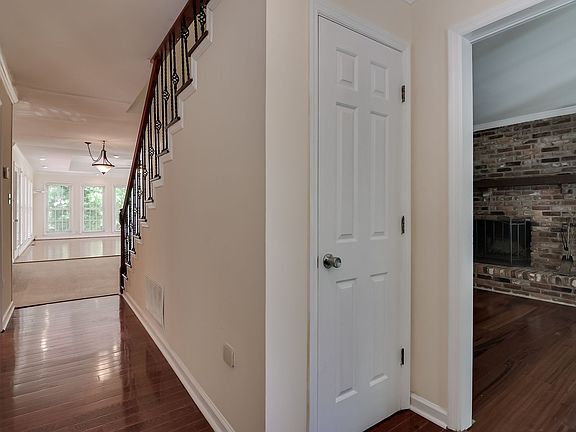 3rd image of 1118 Brookwood Dr