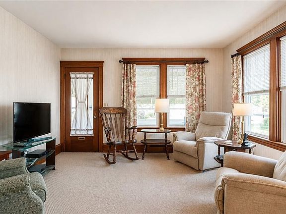 3rd image of 484 Daggett Ave