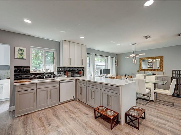 3rd image of 115 SE 2nd Avenue