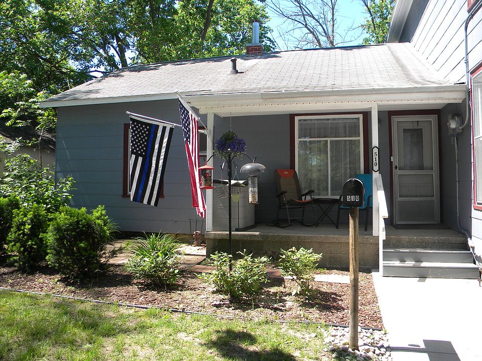 Darling two bedroom two bath duplex. Tenant pays for utiliti
