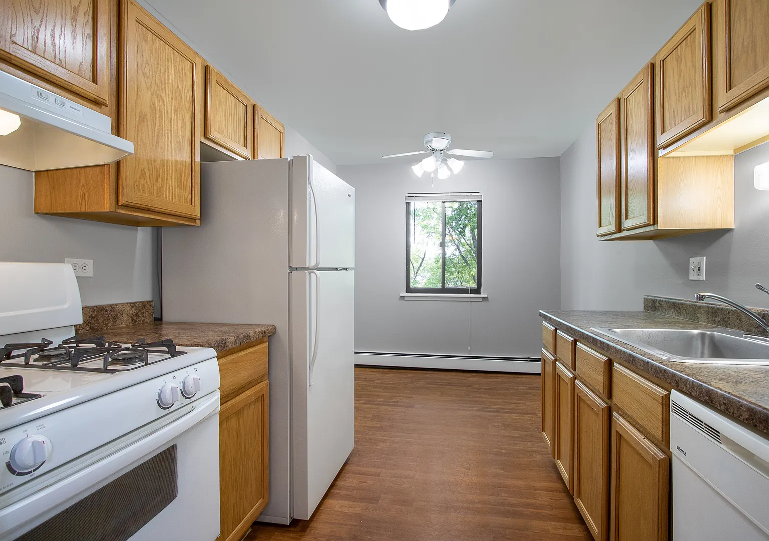 Emerald Pointe Apartments — Photo 2