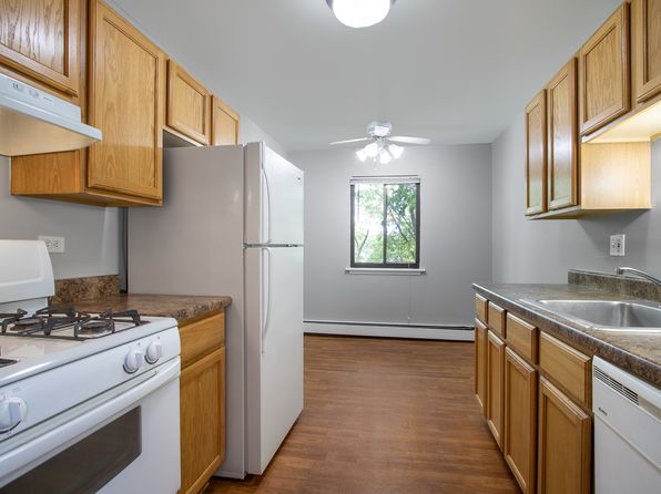 Emerald Pointe Apartments | 695 Westmoreland Dr, Vernon Hills, IL