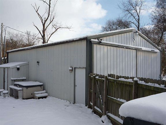 4th image of 1800 Elmendorf Ave