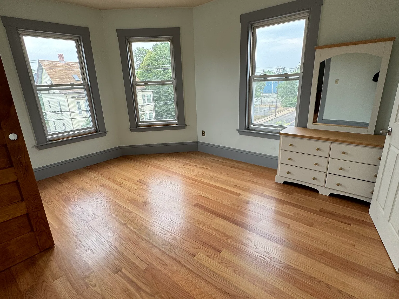3 bed, 1100 sqft, $2,800 — Photo 3