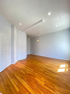 Rented by Bond New York | media 4