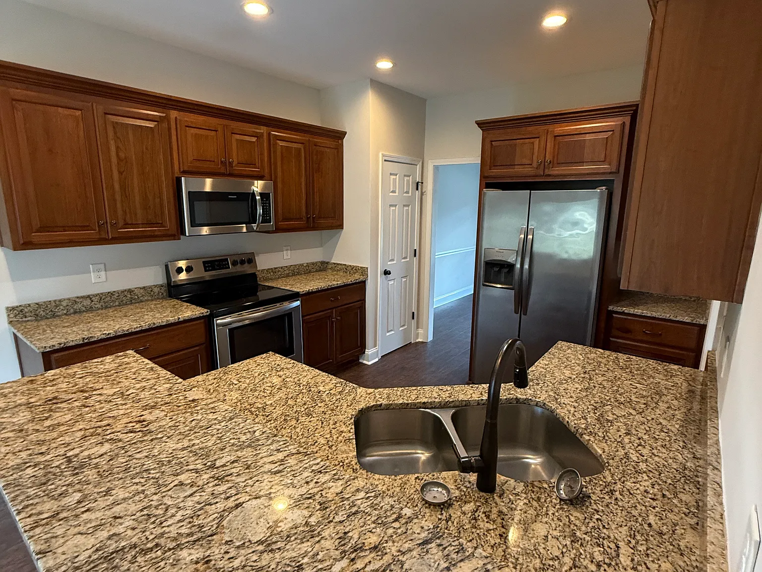 4 bed, 2050 sqft, $2,700 — Photo 4