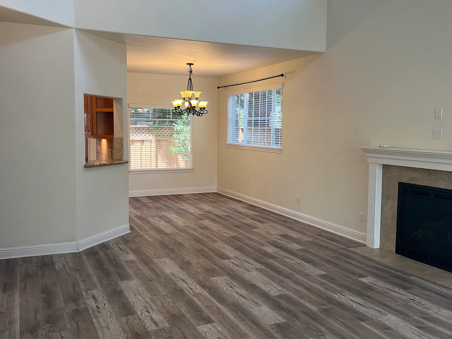 4 bed, 2.5 bath, 2430 sqft, $5,900 — Photo 3