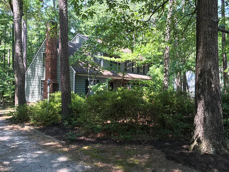 Front with driveway that accommodates 2-3 cars
