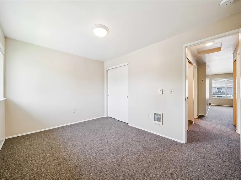 Bristol Court Apartments — Photo 12
