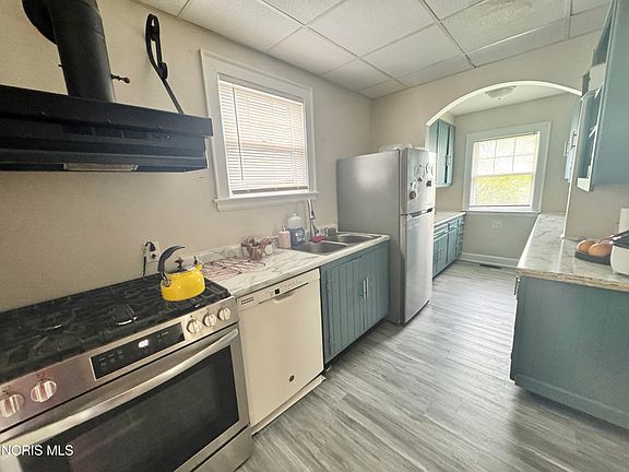 3rd image of 4240 Burnham Ave