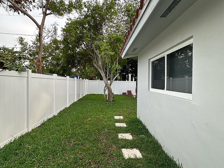 1060 Tyler St — Photo 36