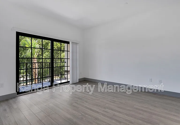 540 NE 14th Ct #104 — Photo 6