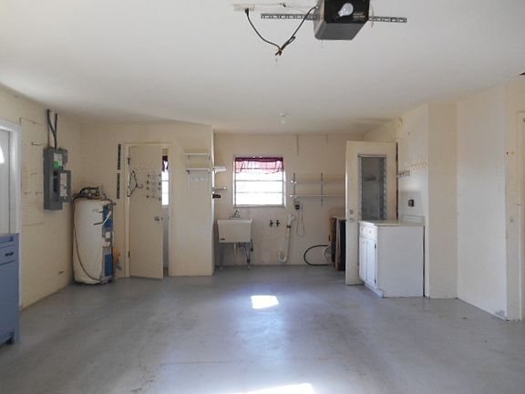 4th image of 208 S Desoto St