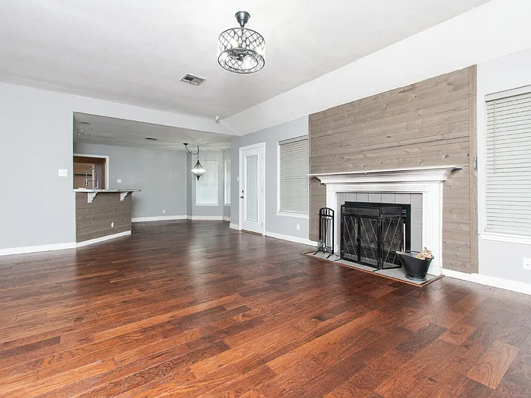 3003 Oakwood Dr — Photo 2