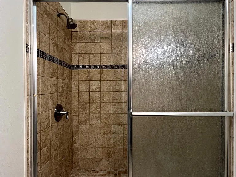305 Briarwood Cir — Photo 15