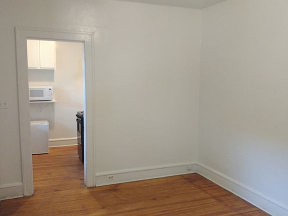 3rd image of 817 Ferdinand Ave SW #4