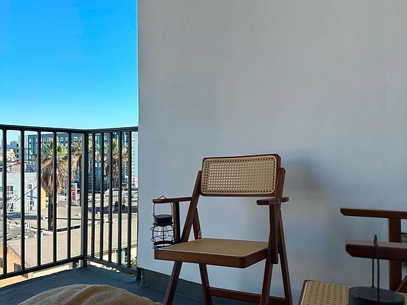 4th image of 733 S Manhattan Pl Unit 506