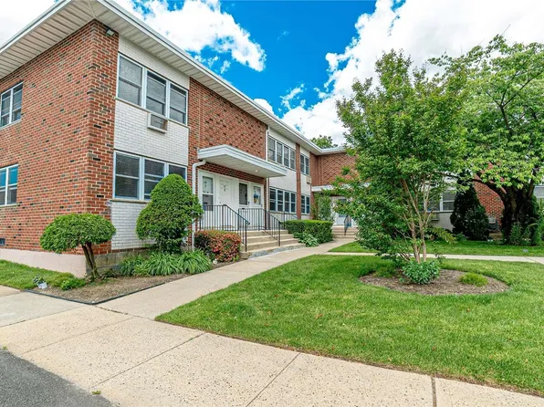 133 Farber Dr #133, West Babylon, NY 11704