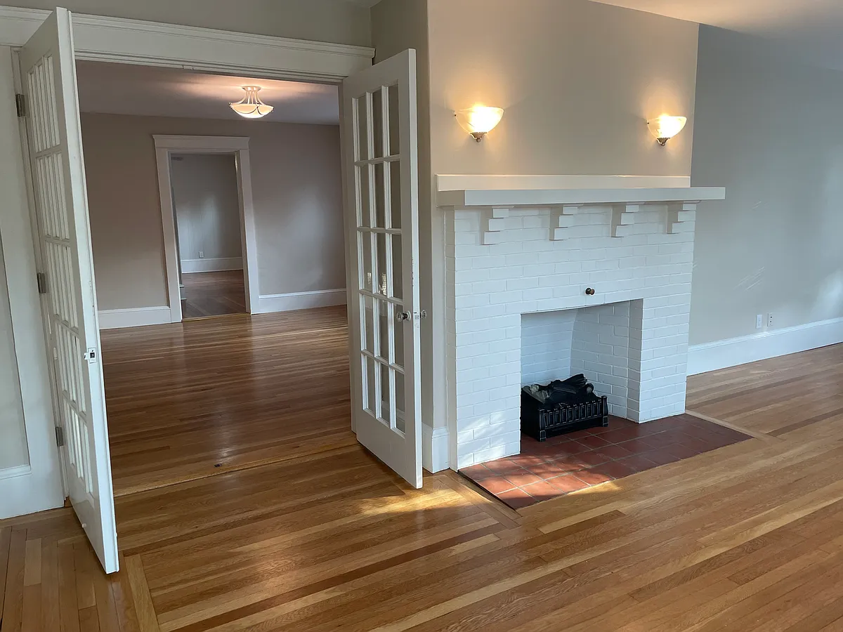 Building Photo - 19 E Manning St #2