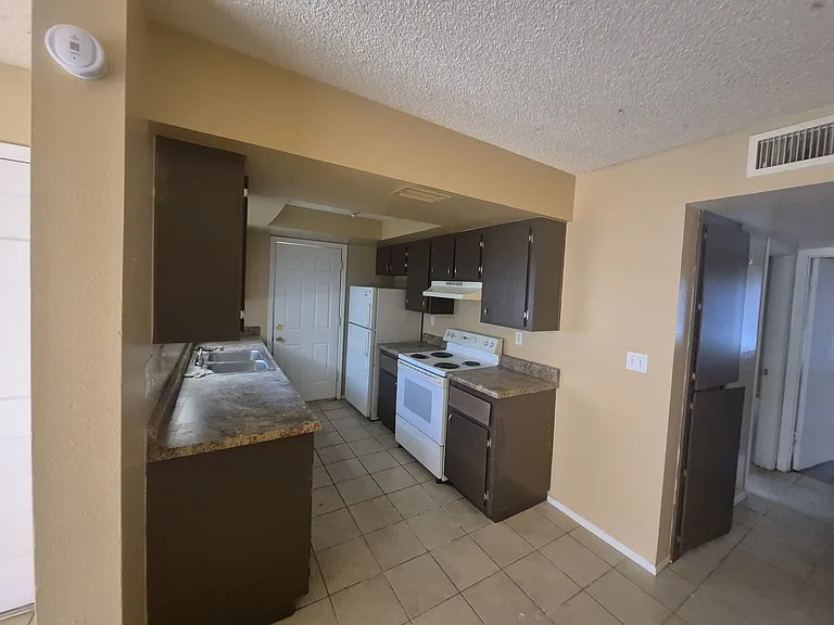 645 W Rio Salado Pkwy #D — Photo 2