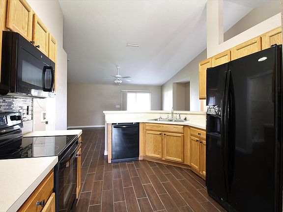 5th image of 6 Dogwood Pl