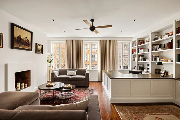 Living room, photo 2